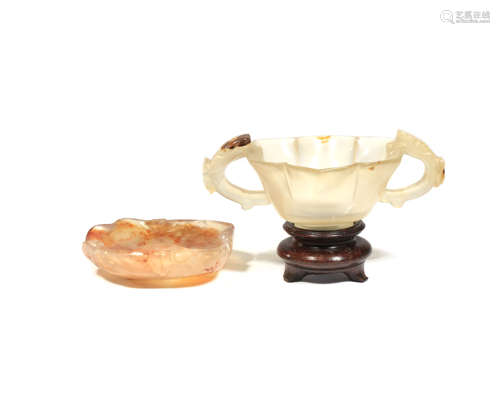 A CHINESE AGATE TWO-HANDLED CUP AND AN AGATE BRUSH WASHER 18TH/19TH CENTURY The cup carved as a