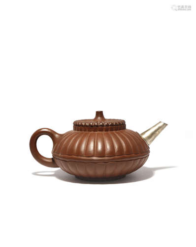 A CHINESE YIXING CHRYSANTHEMUM-MOULDED TEAPOT AND COVER 18TH CENTURY The compressed circular body