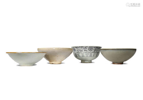 A CHINESE BLUE AND WHITE BOWL, A CELADON BOWL AND TWO JUN-TYPE BOWLS YUAN DYNASTY AND LATER The blue