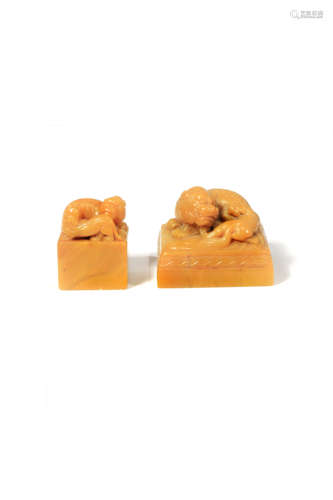 TWO CHINESE SOAPSTONE SEALS QING DYNASTY OR LATER Each with a square body surmounted by a lion dog