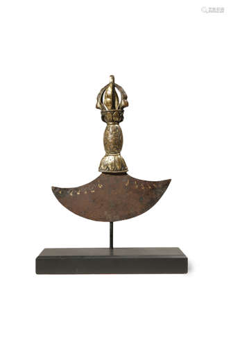 A TIBETAN GILT-COPPER KARTRIKA RITUAL CHOPPER, FLAYING KNIFE 17TH/18TH CENTURY Possibly Derge