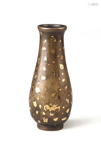 A CHINESE GOLD-SPLASHED BRONZE MINIATURE VASE 17TH/18TH CENTURY The elongated pear-shaped body