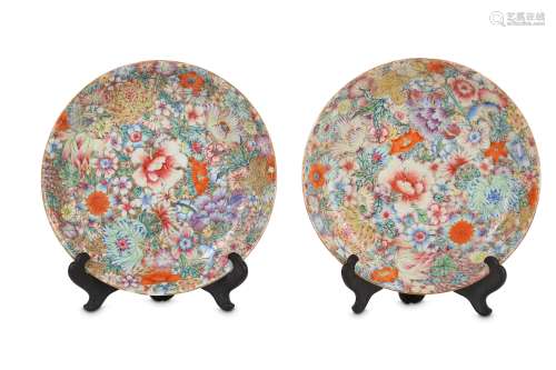 A PAIR OF CHINESE FAMILE ROSE 'MILLE-FLEURS' DISHES.