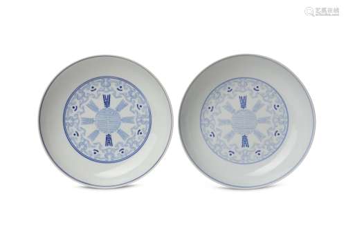 A PAIR OF CHINESE BLUE AND WHITE DISHES.