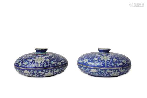 A PAIR OF CHINESE CIRCULAR PALETTES AND COVERS.