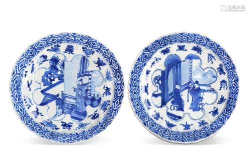 A PAIR OF CHINESE BLUE AND WHITE FIGURATIVE DISHES.