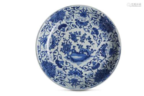 A LARGE CHINESE BLUE AND WHITE 'FLOWERS' DISH.