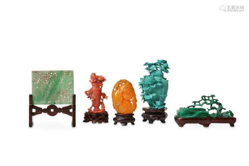A COLLECTION OF CHINESE HARDSTONE CARVINGS.