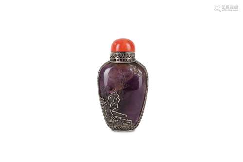 A CHINESE SILVER-MOUNTED AMETHYST SNUFF BOTTLE.