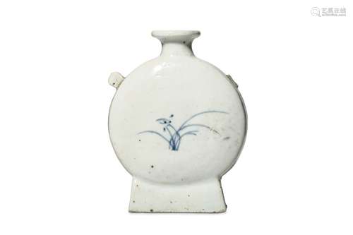 A CHINESE BLUE AND WHITE JAR.