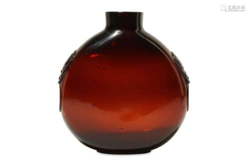 A LARGE CHINESE BROWN GLASS SNUFF BOTTLE.