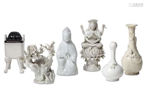 A COLLECTION OF CHINESE WHITE-GLAZED AND BLANC-DE-CHINE ITEMS.