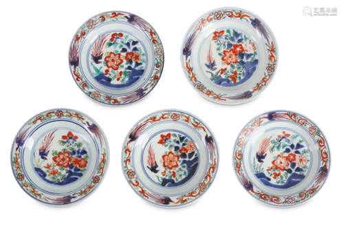 A SET OF FIVE SMALL IMARI DISHES.