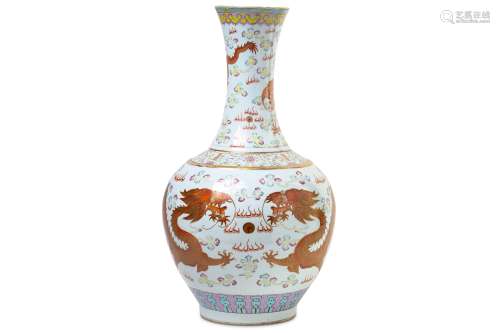 A LARGE CHINESE FAMILLE ROSE 'DRAGON' VASE.