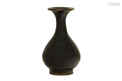 A SMALL CHINESE BLACK-GLAZED BOTTLE VASE, YUHUCHUNPING.