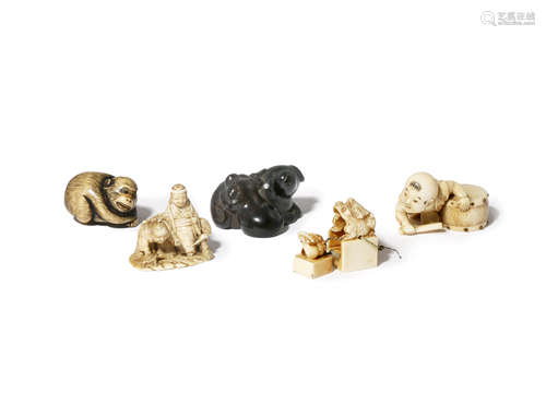 λ FOUR JAPANESE NETSUKE MEIJI 1868-1912 Three in ivory and variously depicting a reclining monkey, a