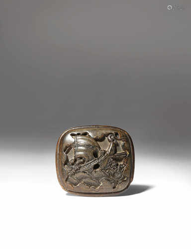 AN UNUSUAL JAPANESE HORN MANJU NETSUKE MEIJI 1868-1912 Possibly moulded, the rectangular body