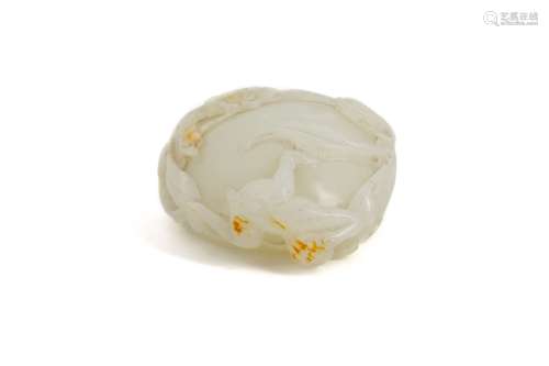 A CHINESE WHITE JADE 'MONKEY AND PEACHES' PAPERWEIGHT.