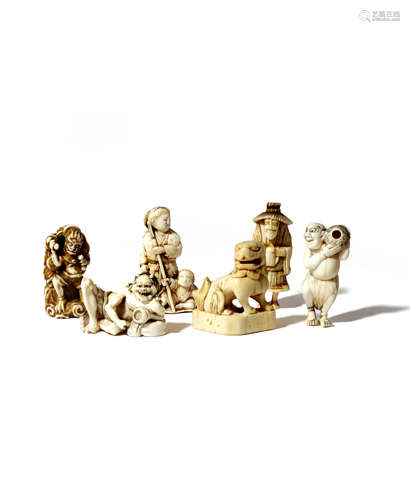 λ FIVE JAPANESE IVORY NETSUKE EDO AND MEIJI PERIOD One a shishi on a triangular base; another a