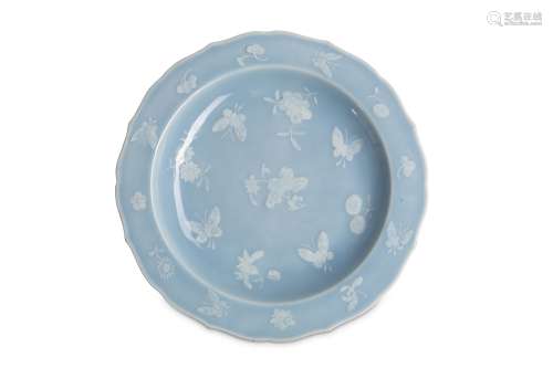 A CHINESE CLAIR-DE-LUNE SLIP-DECORATED DISH.