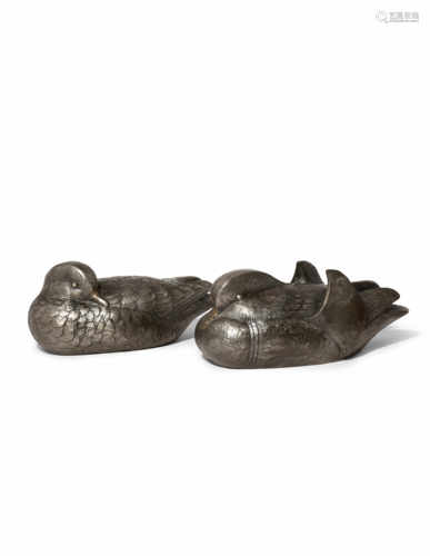 A PAIR OF JAPANESE HAKUDO BRONZE MODELS OF MANDARIN DUCKS TAISHO/SHOWA PERIOD The stylised birds