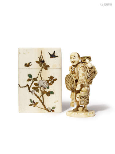 λ A SMALL JAPANESE IVORY CARVING, OKIMONO MEIJI 1868-1912 Depicting a street vendor, the man