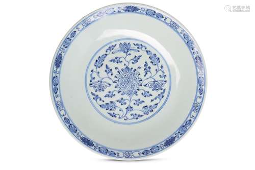 A CHINESE BLUE AND WHITE 'LOTUS SCROLL' DISH.