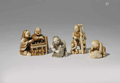 λ A JAPANESE IVORY CARVING, OKIMONO MEIJI 1868-1912 Carved as a couple opening a large treasure