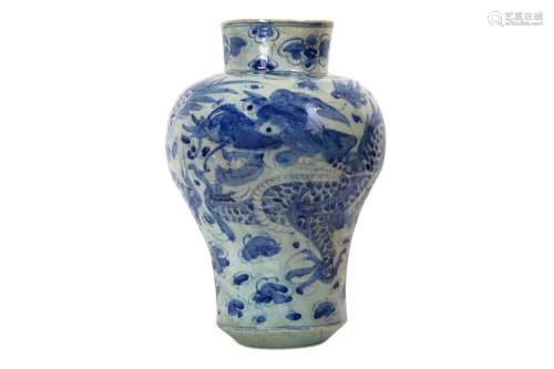A BLUE AND WHITE 'DRAGON' BALUSTER VASE.