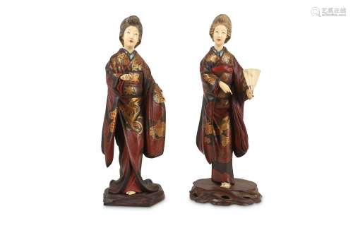 A PAIR OF LACQUERED WOOD AND IVORY FIGURES OF DANCERS.