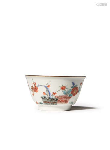 A SMALL JAPANESE KAKIEMON TEA BOWL C.1700 Decorated in underglaze blue and red, green, cyan and