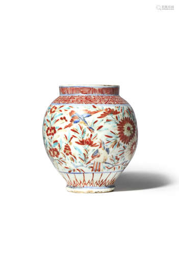 A SMALL JAPANESE ARITA KO KUTANI-STYLE JAR c.1660-80 The bulbous body decorated in underglaze blue