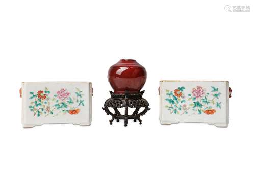 A PAIR OF CHINESE FAMILLE ROSE BOXES.