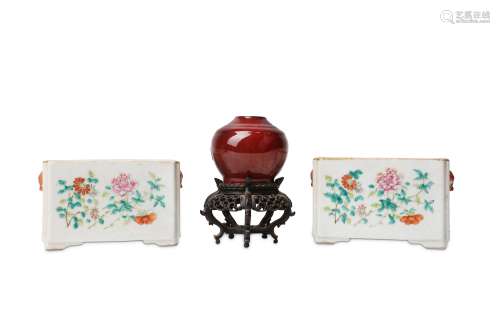 A PAIR OF CHINESE FAMILLE ROSE BOXES.