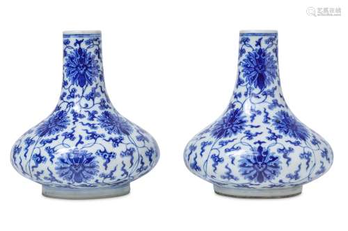 A PAIR OF CHINESE BLUE AND WHITE 'LOTUS' VASES.