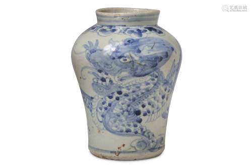 A BLUE AND WHITE BALUSTER 'DRAGON' VASE.