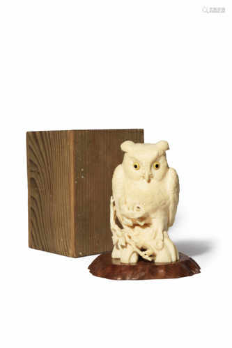 λ A JAPANESE IVORY CARVING, OKIMONO MEIJI 1868-1912 Depicting a long-eared owl perched on a branch