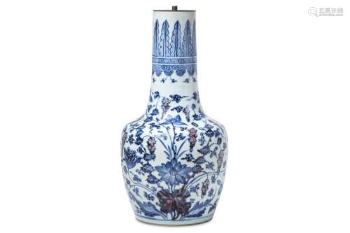 A CHINESE BLUE AND WHITE AND UNDERGLAZE RED 'LOTUS' VASE.