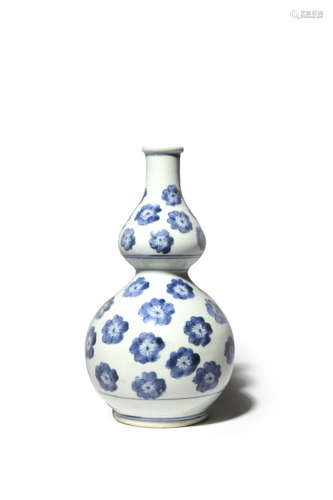 A JAPANESE ARITA BLUE AND WHITE VASE 18TH CENTURY Shaped as a double-gourd rising from a short