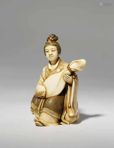 †λ A GOOD JAPANESE IVORY CARVING, OKIMONO MEIJI 1868-1912 Depicting a beauty sitting on a rock and