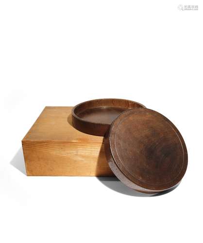 A LARGE JAPANESE TEA BOX AND COVER 20TH CENTURY The circular body in keyaki (Japanese zelkova),