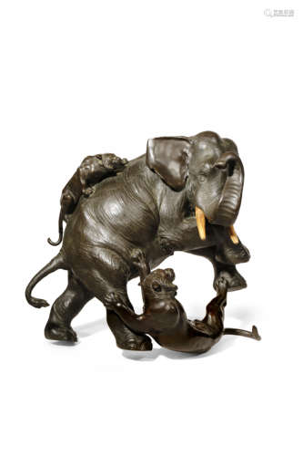 λ A LARGE JAPANESE BRONZE MODEL OF AN ELEPHANT, OKIMONO MEIJI 1868-1912 The pachiderm fending off