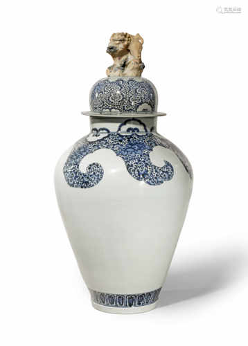 A LARGE JAPANESE ARITA BLUE AND WHITE BALUSTER VASE AND COVER LATE 17TH/EARLY 18TH CENTURY The