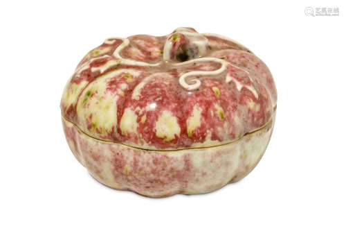 A CHINESE PEACH BLOOM GLAZED 'PUMPKIN' BOX AND COVER.