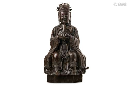 A CHINESE BRONZE FIGURE OF AN OFFICIAL.