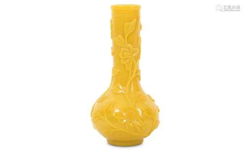 A CHINESE YELLOW PEKING GLASS BOTTLE VASE.