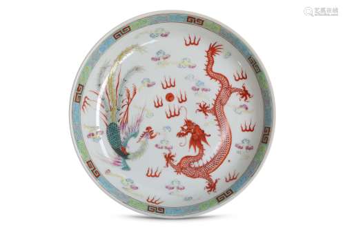 A CHINESE FAMILLE ROSE 'DRAGON AND PHOENIX' DISH.
