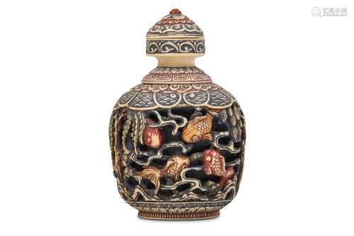 A CHINESE STAINED IVORY 'GOLD FISH' SNUFF BOTTLE.