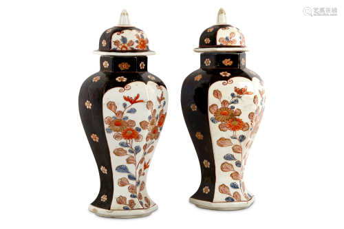 A PAIR OF IMARI VASES AND COVERS.