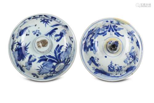 TWO CHINESE BLUE AND WHITE COVERS.